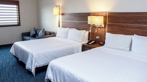 A hotel room with two beds, a nightstand, a lamp, a telephone, and a window with blinds. - Holiday Inn Express & Suites Ciudad Obregon by IHG (Cajeme)