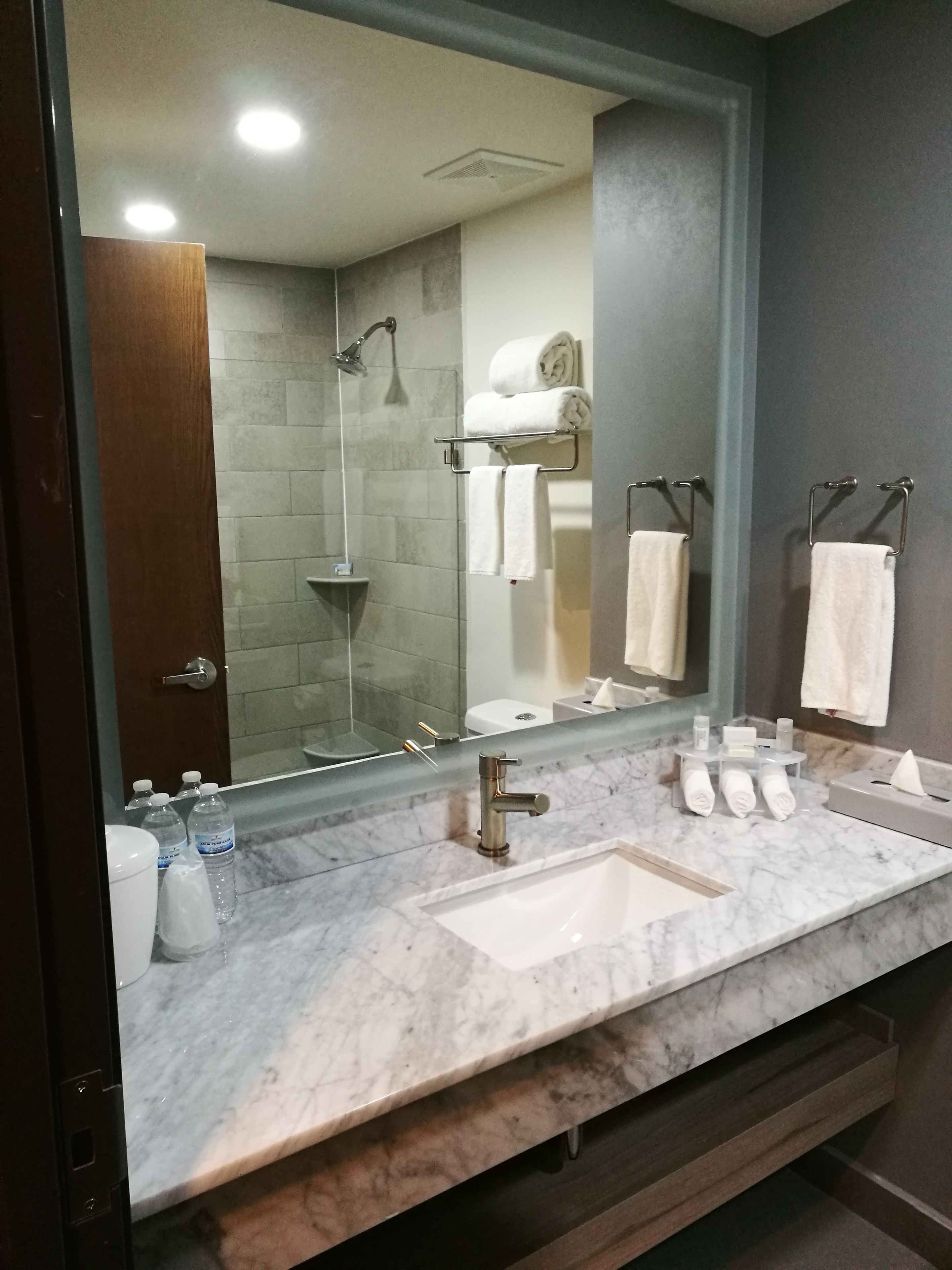 standard room | bathroom | towels