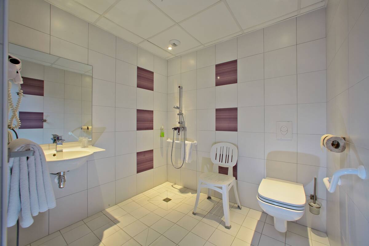 standard twin room | premium bedding, pillow-top beds, desk, blackout curtains