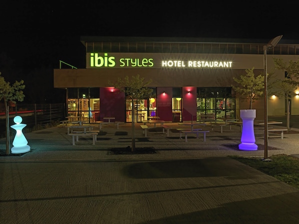 A hotel restaurant named 'ibis Styles' with outdoor seating and illuminated signage. - ibis Styles Castres (Castres)