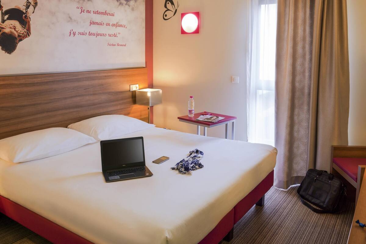 standard twin room | premium bedding, pillow-top beds, desk, blackout curtains