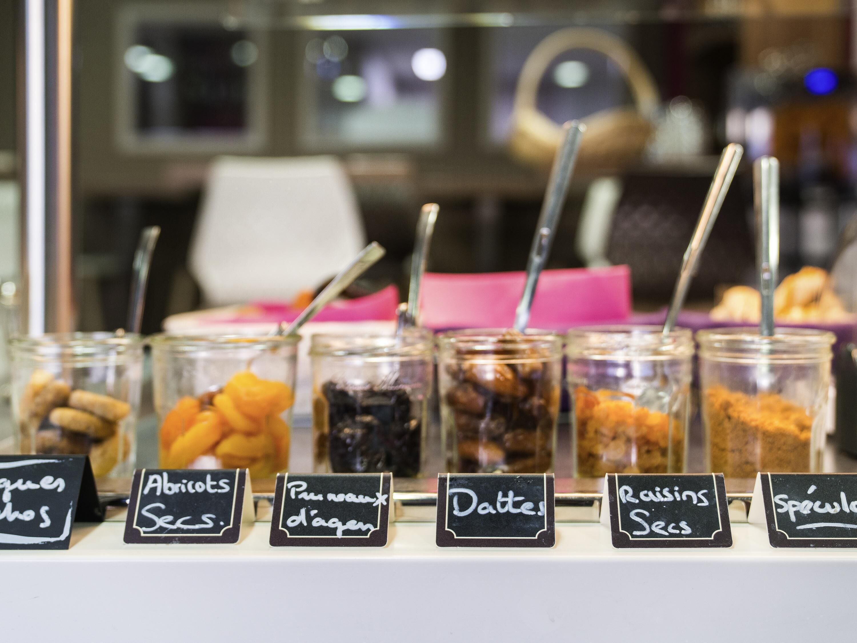 Exhibición de productos alimenticios con etiquetas en un comercio.