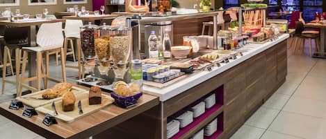 Se sirven comidas, cenas y cocina local