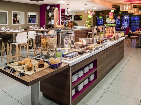 Lunch and dinner served . ibis Styles Castres
