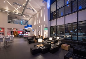 Lunch and dinner served, international cuisine