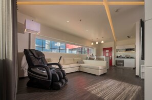 Suite, 1 King Bed, Non Smoking (Relax) | In-room safe, individually decorated, desk, laptop workspace - Ramada Encore Puebla Mexico (Coronango)