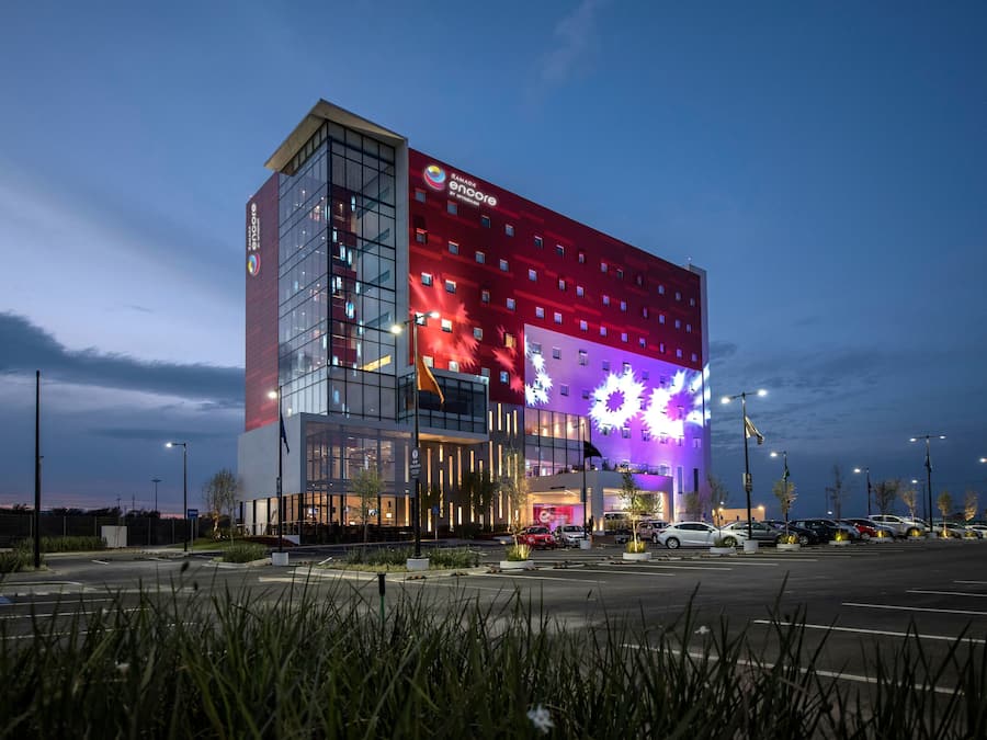 Fachada de la propiedad por la tarde o noche