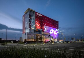 Fachada de la propiedad por la tarde o noche