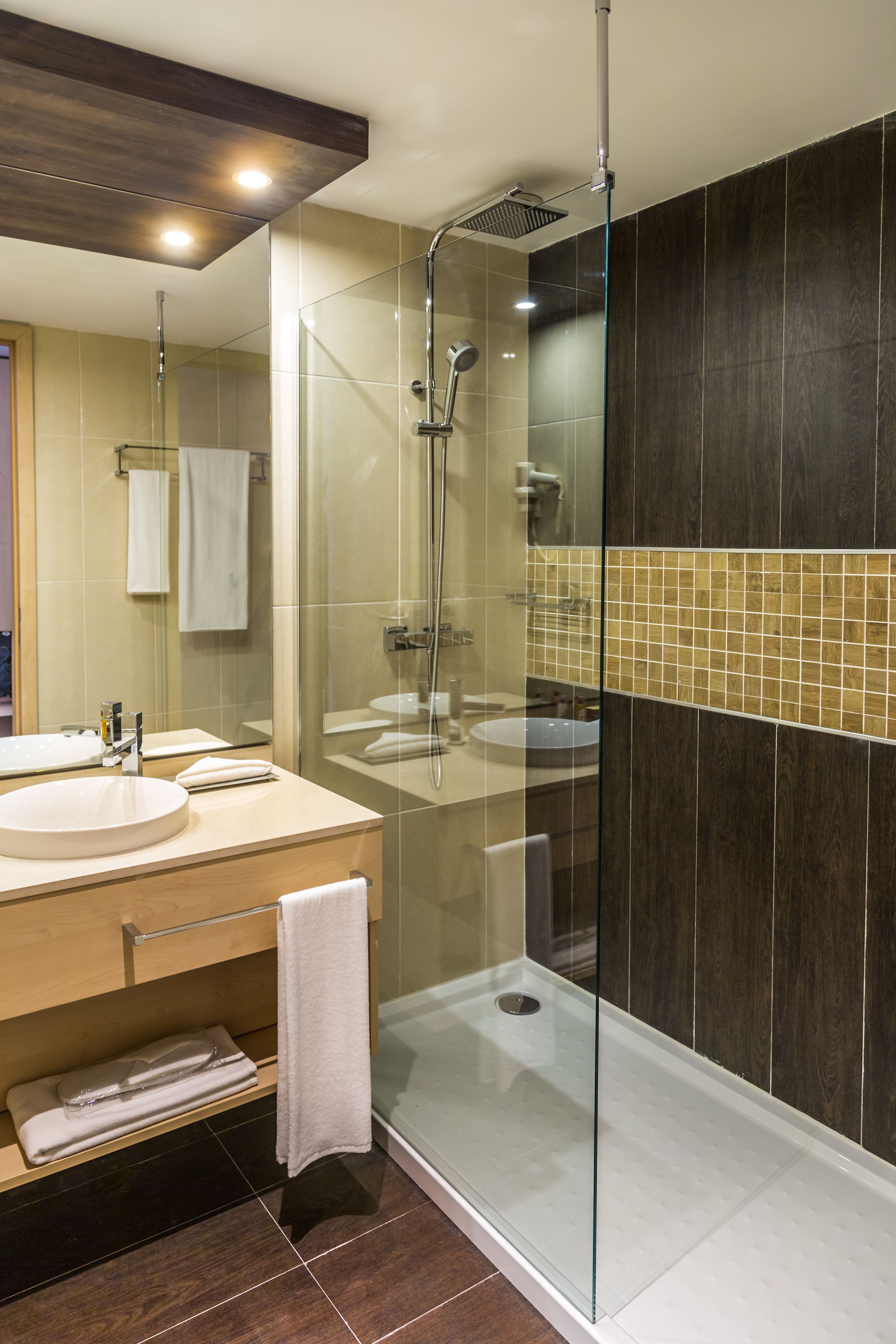 Standard Room | Bathroom | Shower, free toiletries, hair dryer, towels