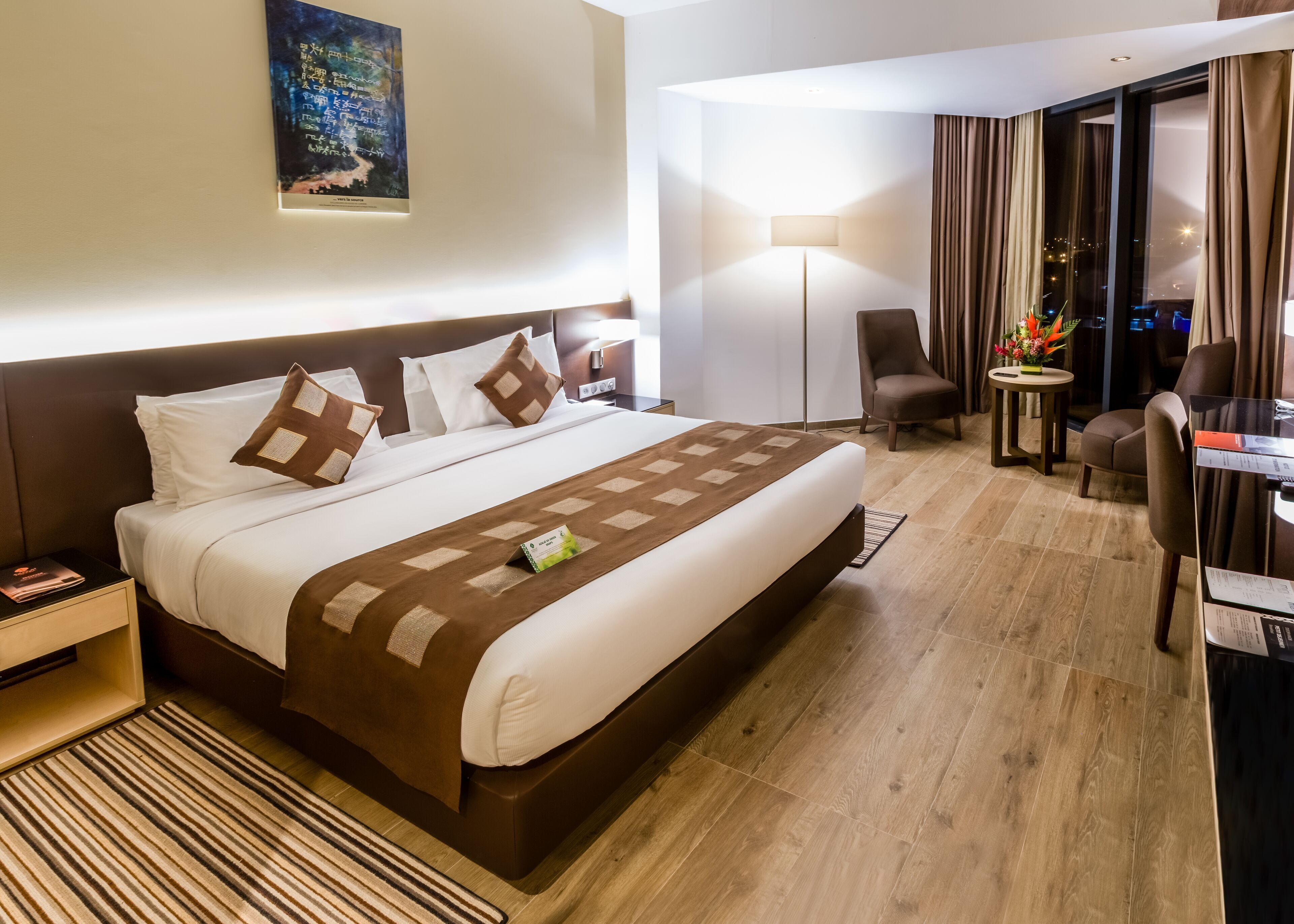 エジプト綿のシーツ、高級寝具、ミニバー、セーフティボックス (室内)