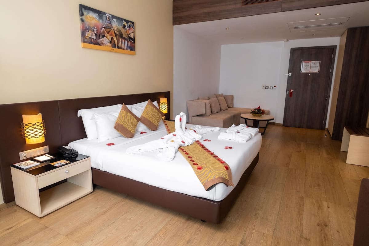 Egyptian cotton sheets, premium bedding, minibar, in-room safe