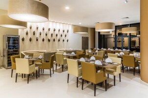 Päivittäinen buffetaamiainen (24 USD per henkilö)