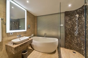 Suite (Ashley) | Badkamer | Een douche, gratis toiletartikelen, een haardroger, pantoffels