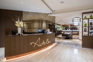 Melayani sarapan dan makan siang dengan sajian masakan internasional