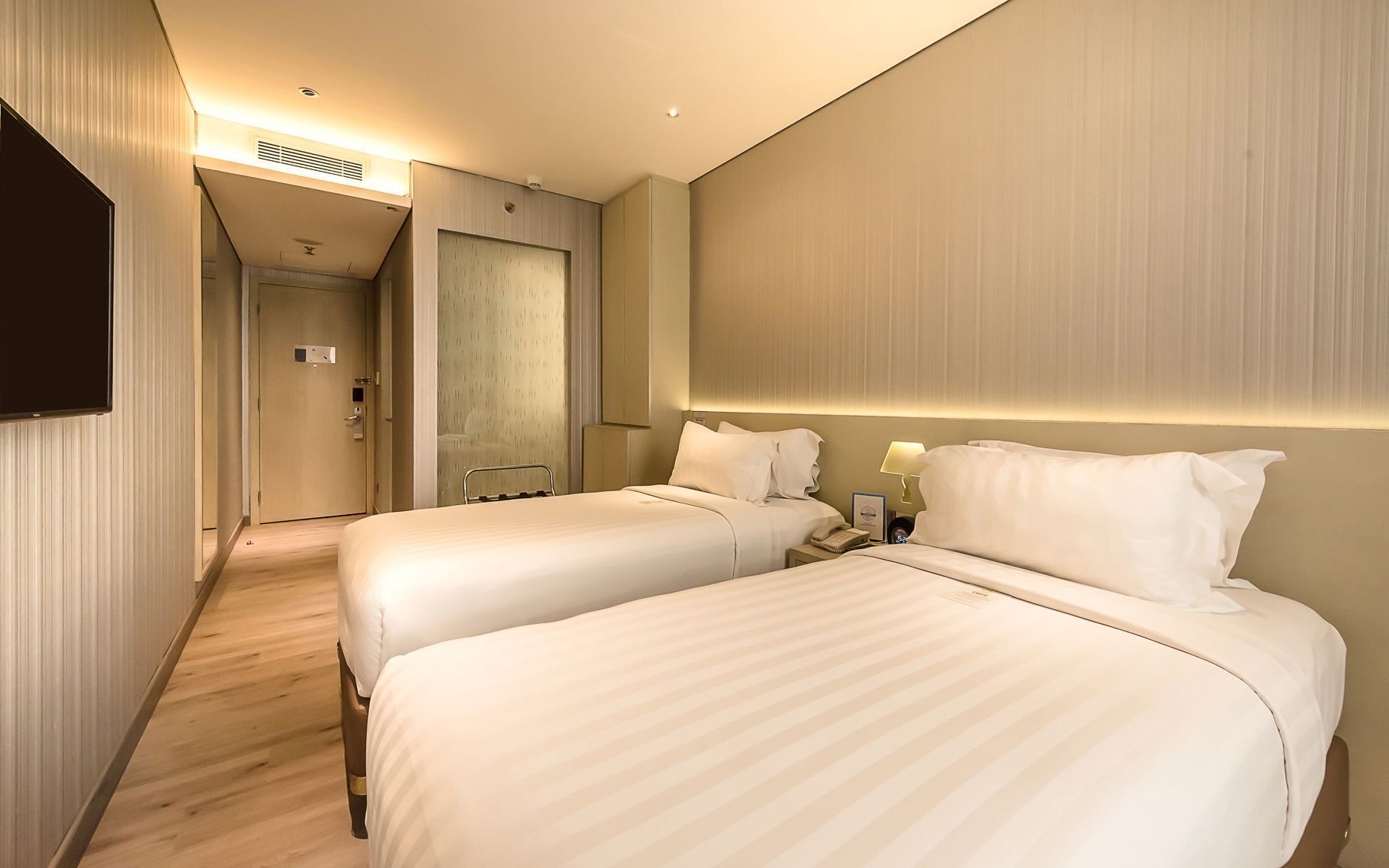 1 bedroom, premium bedding, in-room safe, desk