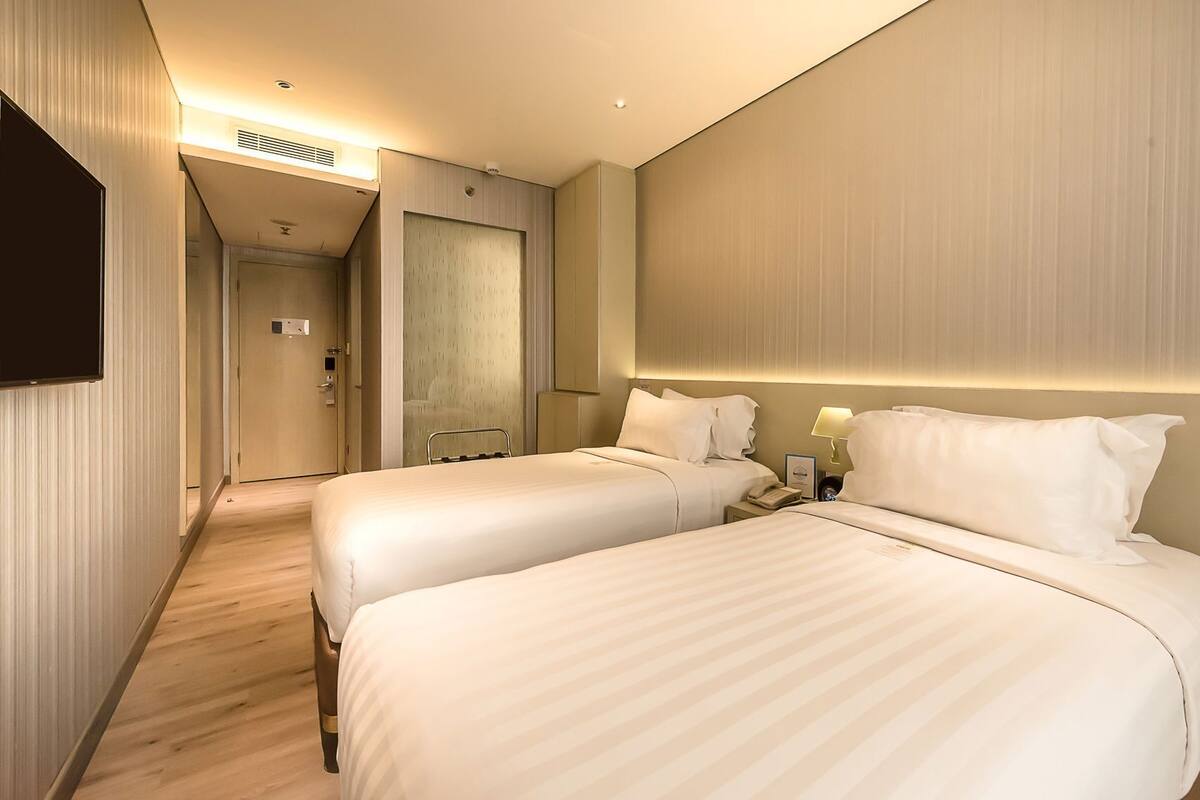1 bedroom, premium bedding, in-room safe, desk