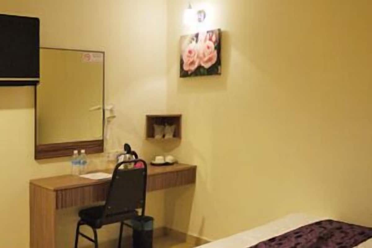 desk, iron/ironing board, free wifi