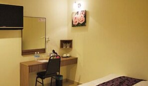 Desk, iron/ironing board, free WiFi - One Hotel Lintas Jaya (Kota Kinabalu)