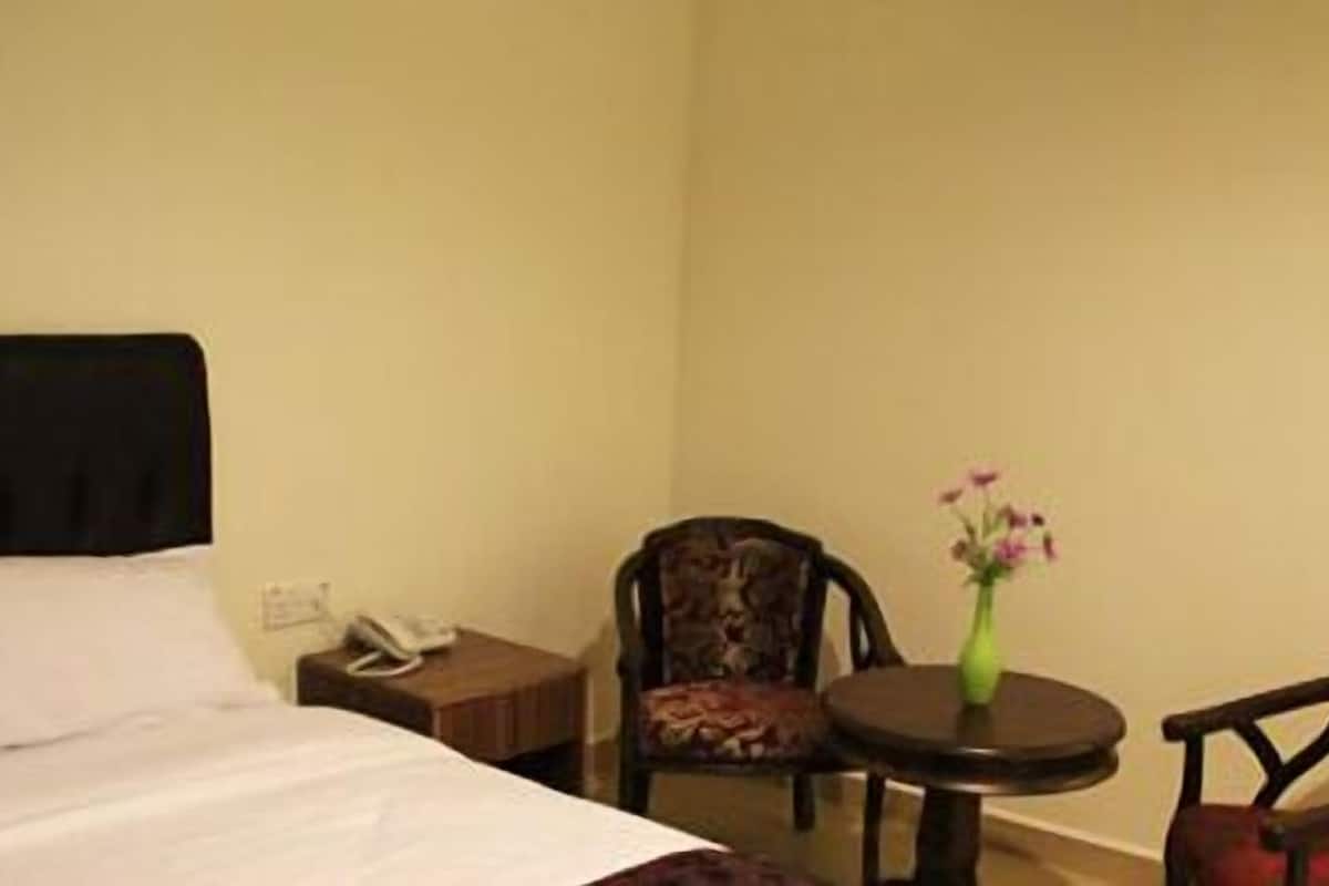 desk, iron/ironing board, free wifi