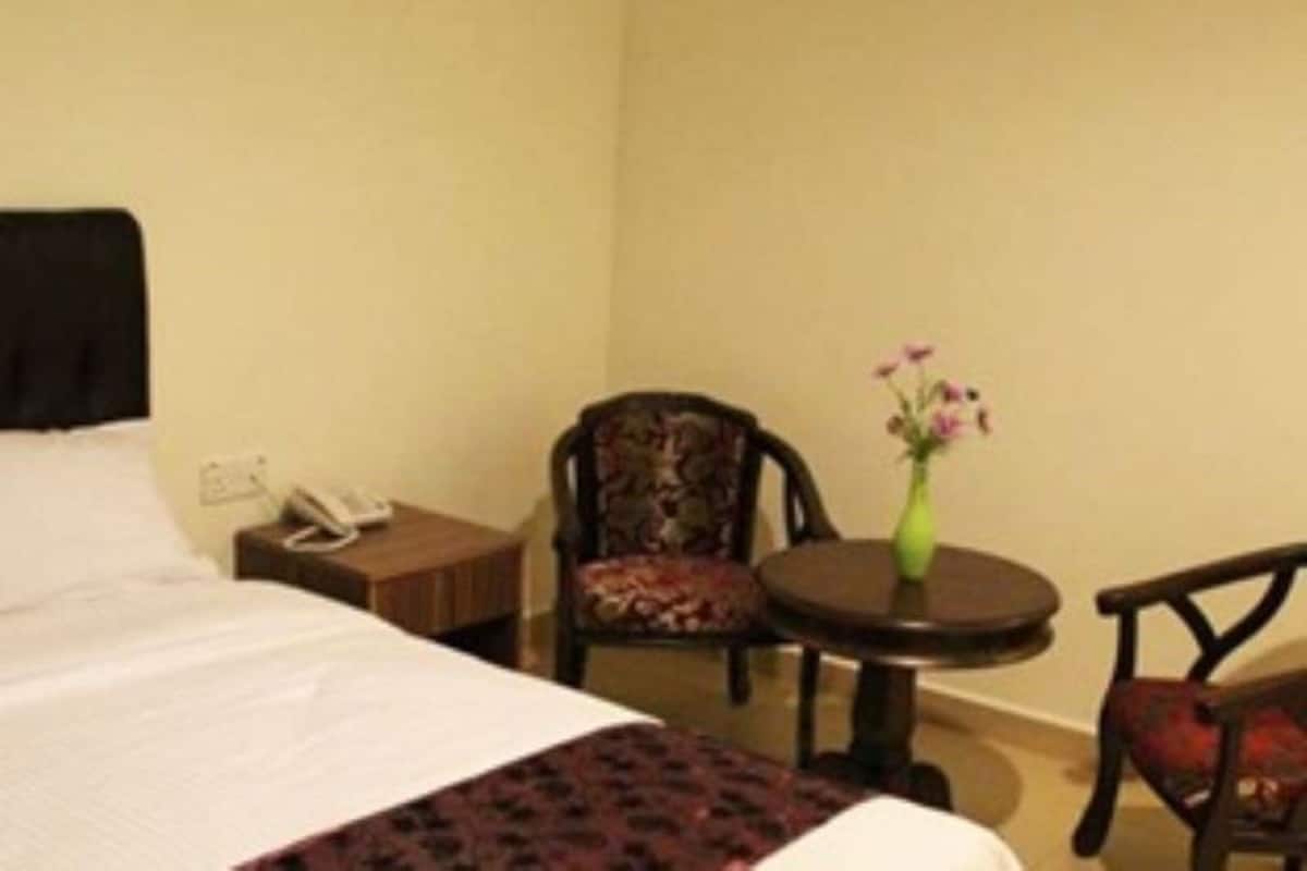 Deluxe Room | Desk, iron/ironing board, free WiFi