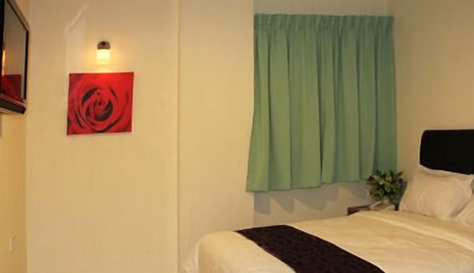 desk, iron/ironing board, free wifi