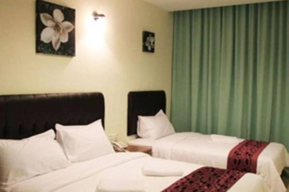 Family Room | Desk, iron/ironing board, free WiFi