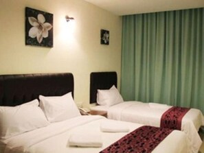 Family Room | Desk, iron/ironing board, free WiFi