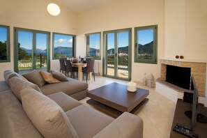 Villa, 3 habitaciones | Sala de estar | Televisión de pantalla plana de 32 pulgadas con canales por satélite