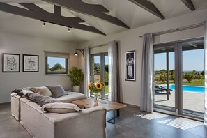 Villa Piano, 3 Bedrooms, Private Pool | ห้องนั่งเล่น | ทีวีจอแบน 40 นิ้ว พร้อมช่องดาวเทียม, ทีวี