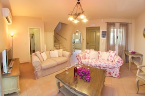 House, 2 Bedrooms (No Pool) | Living room