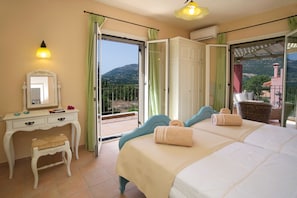 Villa, 2 Bedrooms (No Pool) | Zimmersafe, laptopgeeigneter Arbeitsplatz, Bügeleisen/Bügelbrett