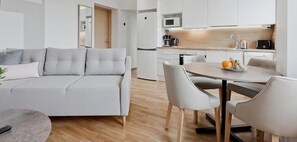 Apartamento, 1 habitación | Cocina privada | Frigorífico grande, microondas, horno y placa de cocina