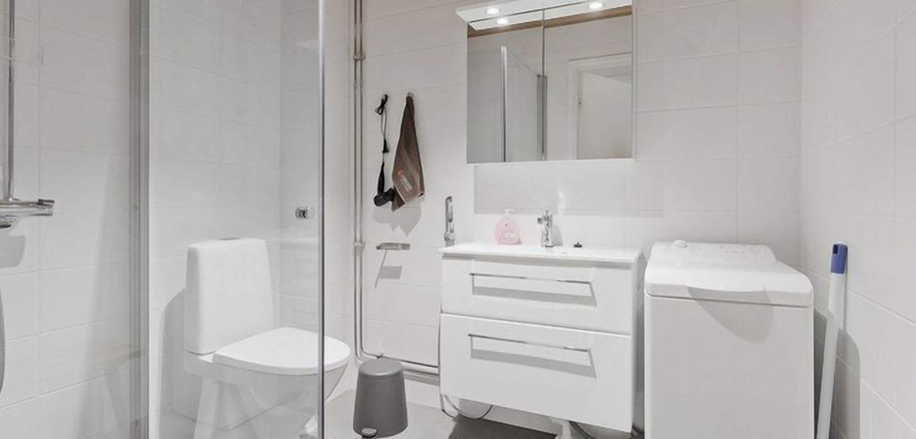 Dusche, kostenlose Toilettenartikel, Haartrockner, Handtücher