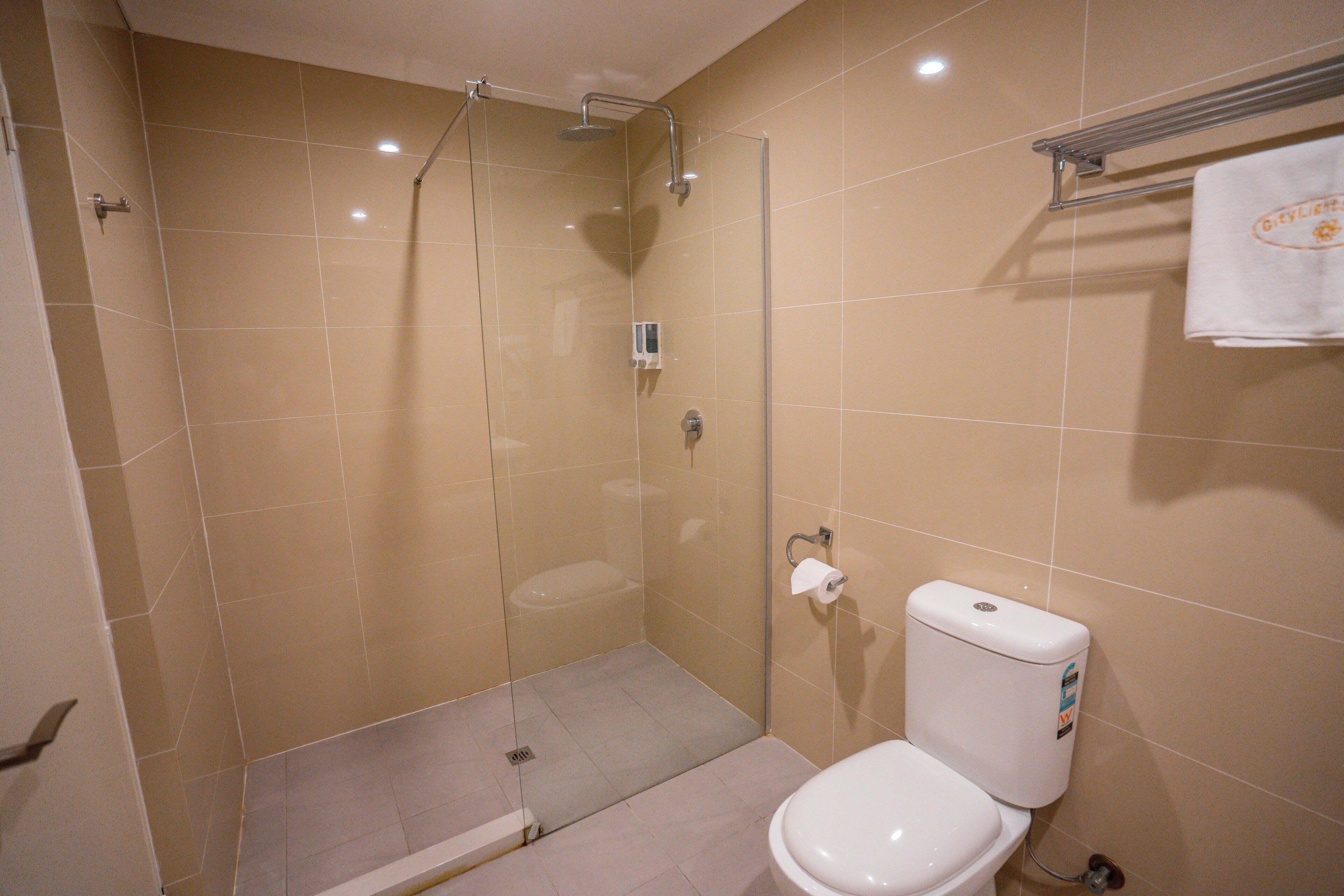 twin room | bathroom | shower, free toiletries, hair dryer, towels