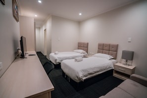 Habitación con 2 camas individuales | Ropa de cama de alta calidad, caja fuerte, escritorio