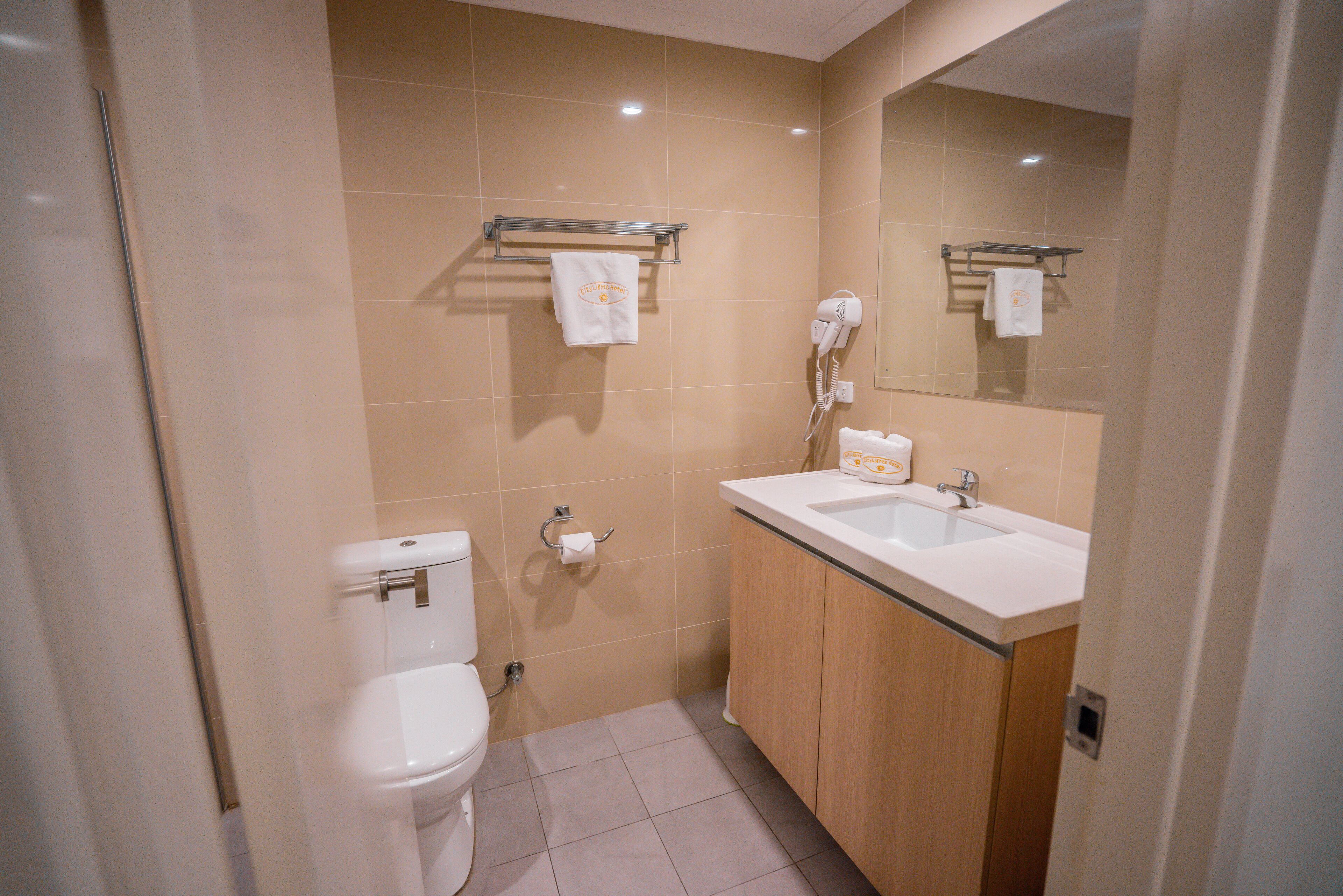 deluxe queen room  | bathroom | shower, free toiletries, hair dryer, towels