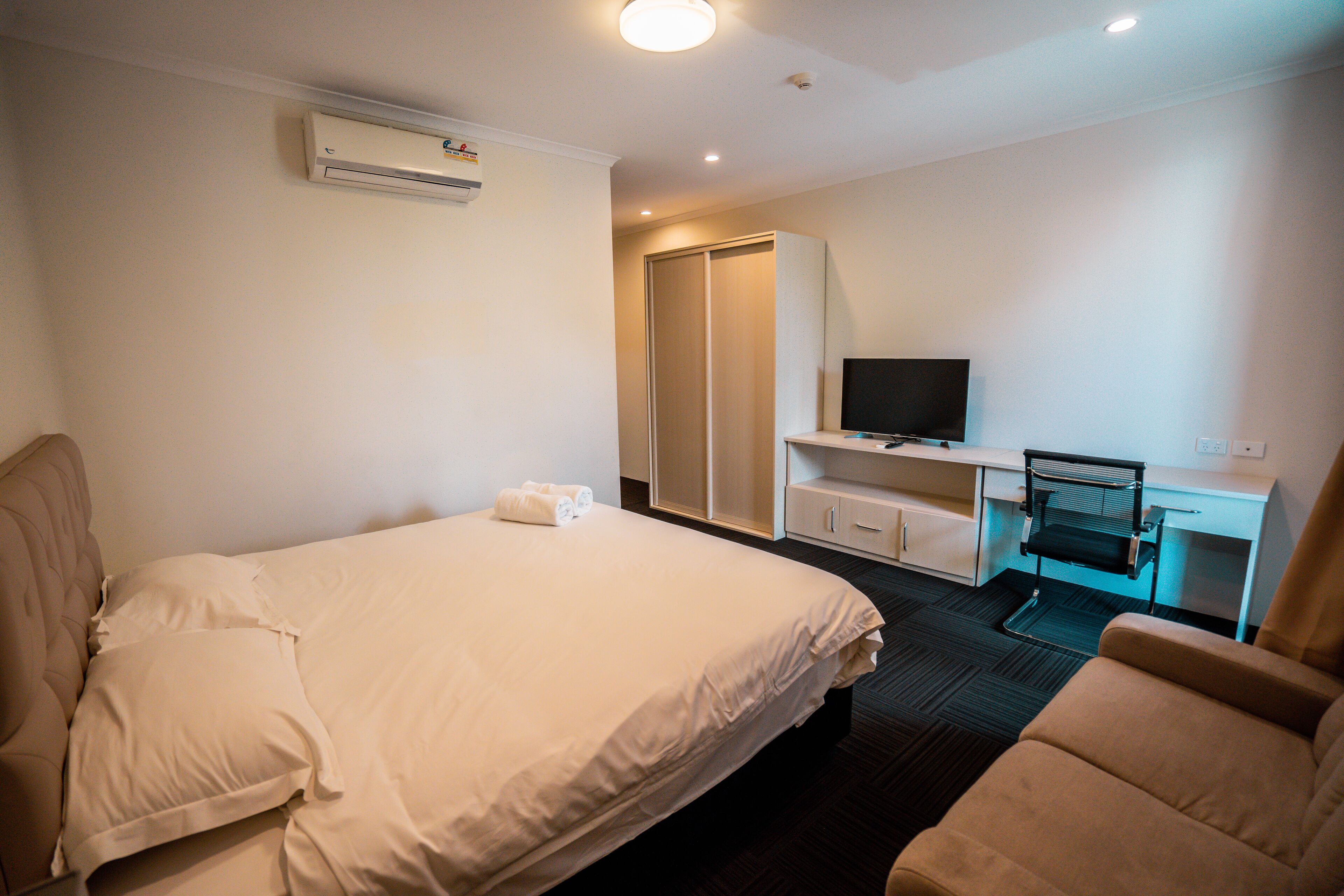 deluxe suite | premium bedding, in-room safe, desk, iron/ironing board