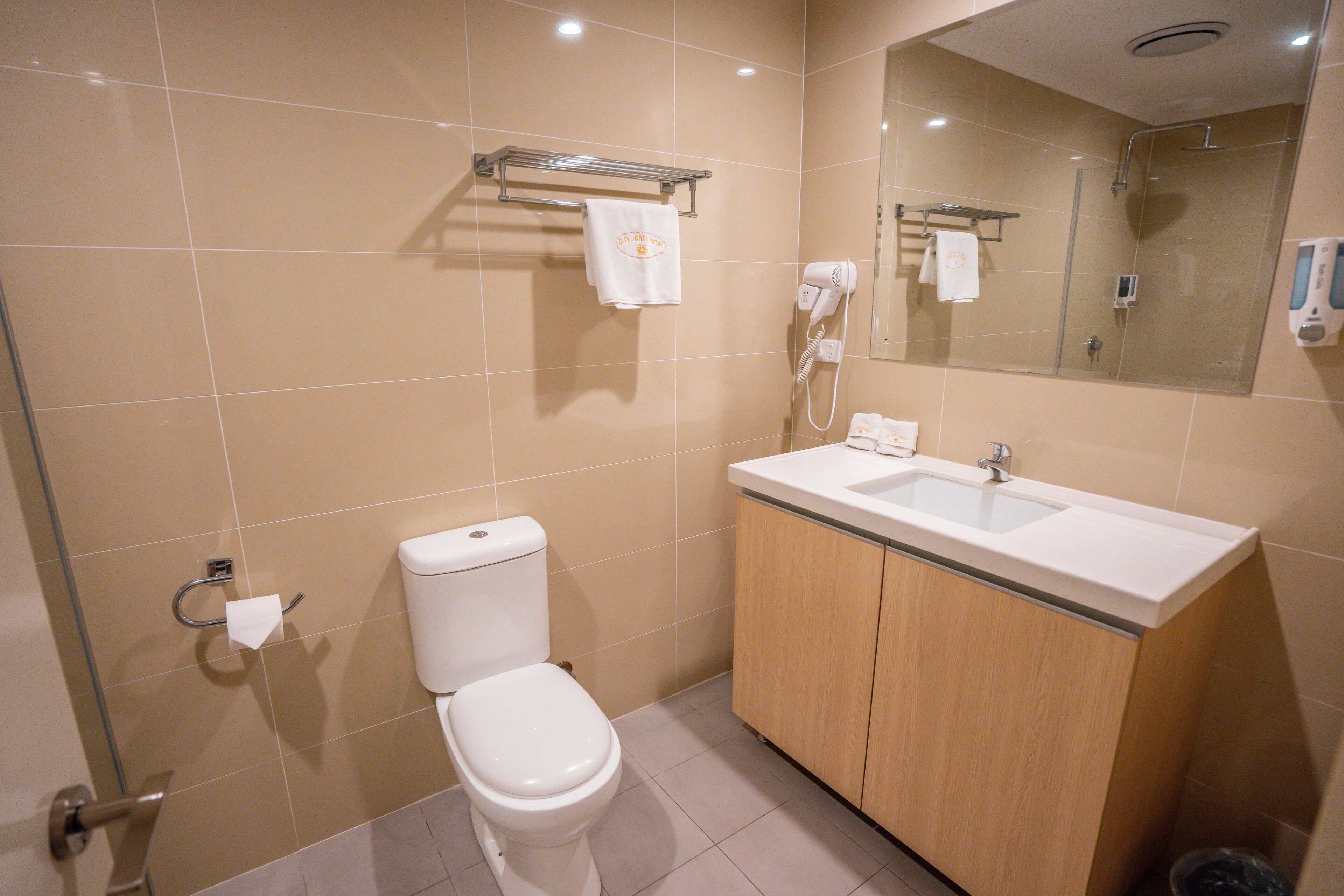 twin room | bathroom | shower, free toiletries, hair dryer, towels