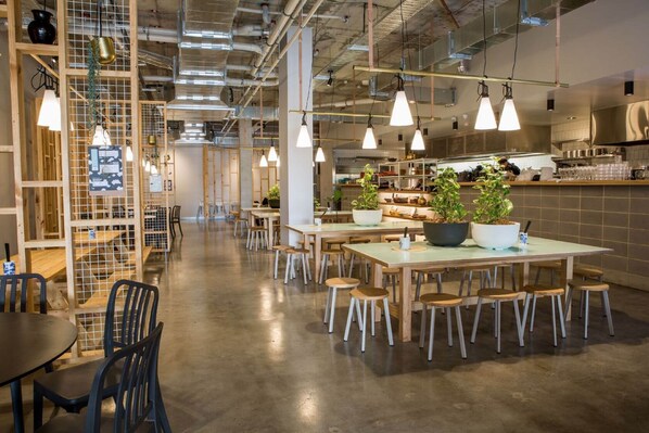 Se sirven almuerzos, cenas y cocina china