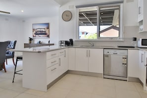 Maison familiale | Cuisine privée | Réfrigérateur grande capacité avec congélateur, four à micro-ondes