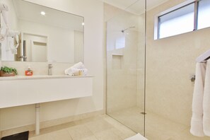 Villa - 2 sovrum | Badrum | Dusch, gratis toalettartiklar, hårtork och handdukar