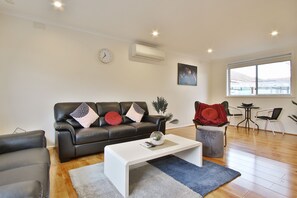 2 Bedroom Villa  | Living area | Flat-screen TV - Ivy Units Glen Waverley (Glen Waverley)