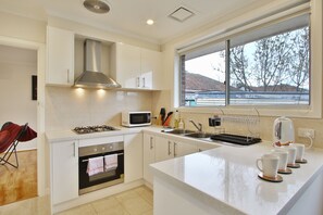 2 Bedroom Villa  | Private kitchen - Ivy Units Glen Waverley (Glen Waverley)