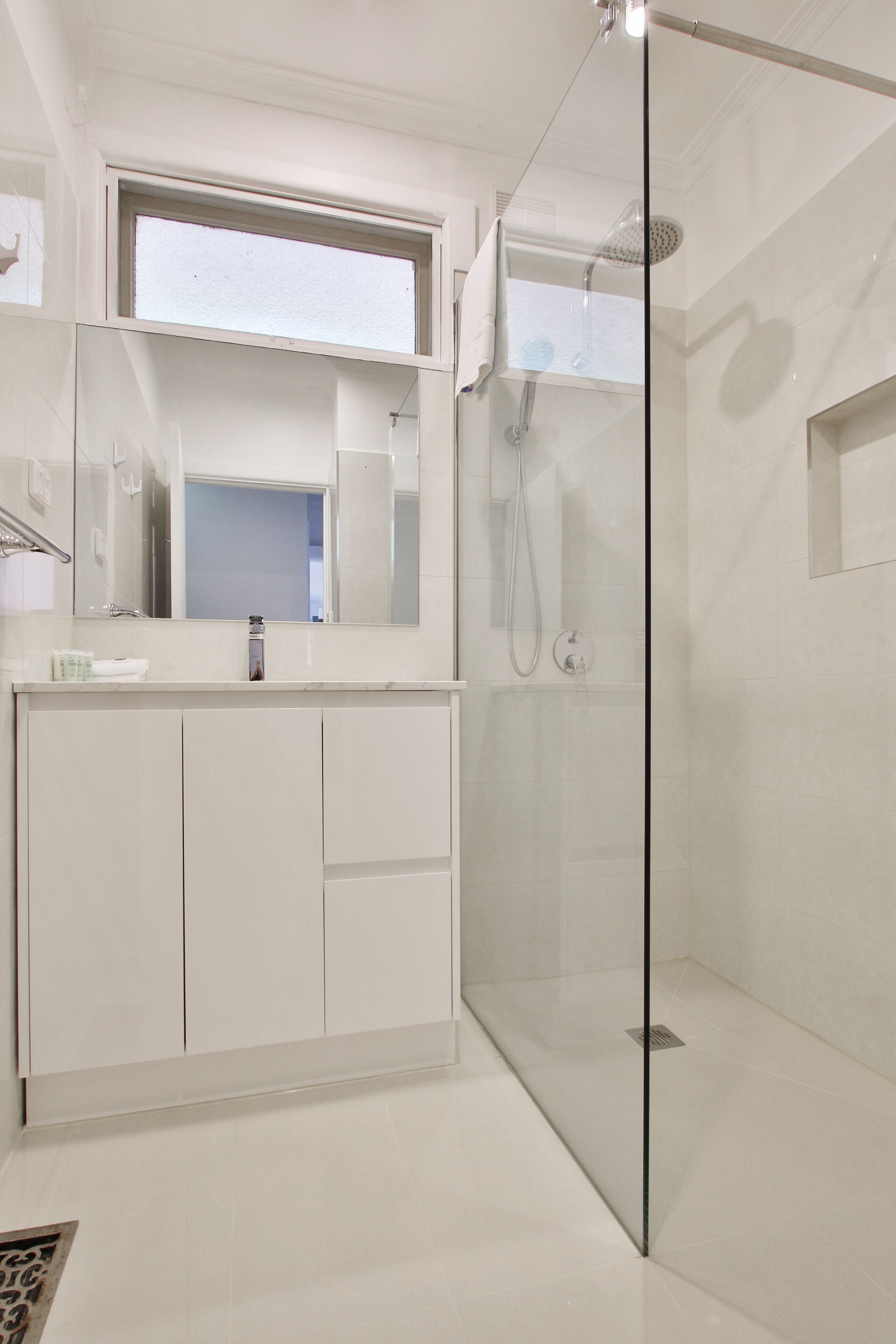 Family House | Bathroom | Shower, free toiletries, hair dryer, towels