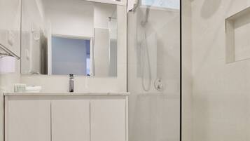 Family House | Bathroom | Shower, free toiletries, hair dryer, towels