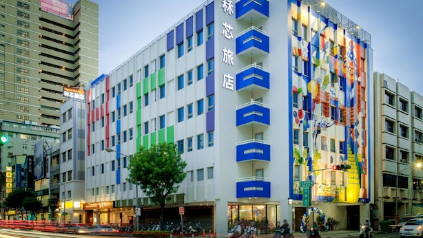 A multi-story hotel with a modern facade, multiple balconies, and a colorful exterior. - Legend Hotel Pier 2 (Kaohsiung)
