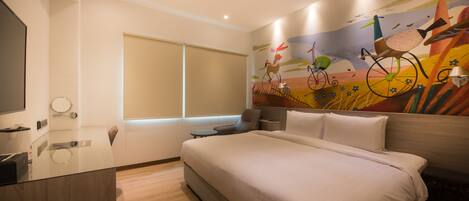 Una habitación de hotel moderna con una cama grande, un televisor de pantalla plana, una mesita de noche pequeña y una ventana con persianas.