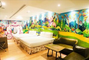 Deluxe Theme Family Room | Down comforters, free minibar, in-room safe, desk - Legend Hotel Pier 2 (Kaohsiung)