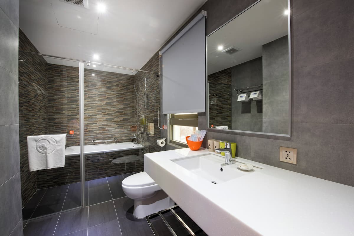 deluxe twin room | bathroom | separate bathtub and shower, hair dryer, towels, shampoo