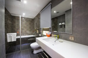 Habitació amb dos llits individuals Deluxe | Bany | Assecador de cabells, tovalloles, xampú i paper higiènic 